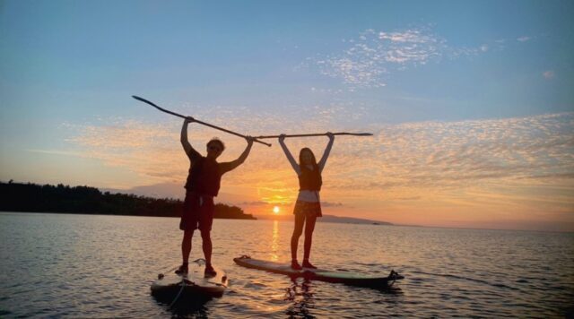 夕日をバックにサンセットSUP