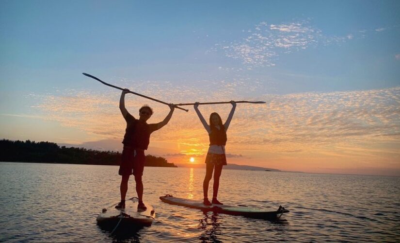 夕日をバックにサンセットSUP