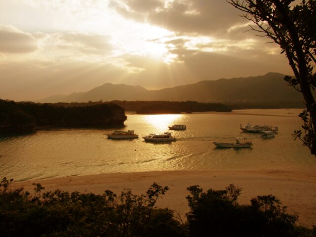 夕暮れ時の川平湾