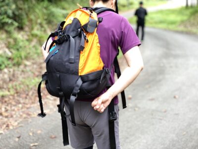 石垣島一周の途中でトレッキングを楽しむ、装備を整えたハイカー。